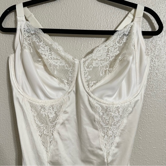 MAIDENFORM Ultra-Firm Body Shaper With Built-In Underwire Bra - Picture 4 of 11